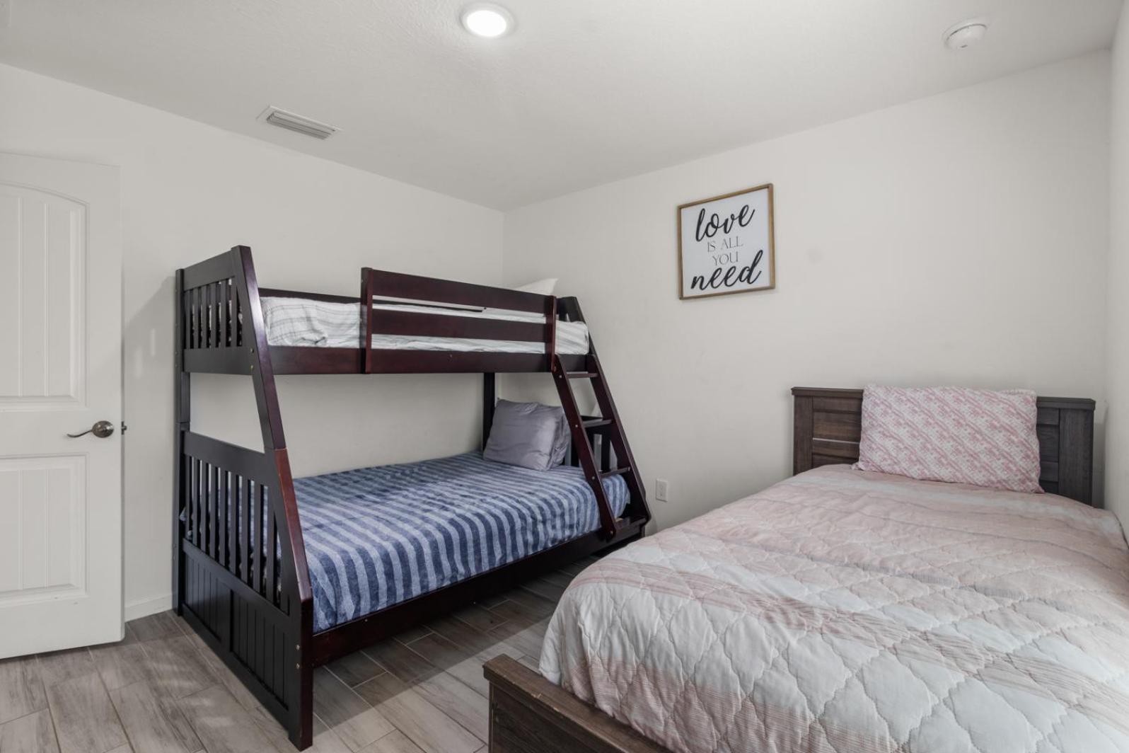 Cozy 4 Bedrooms New Construction Home Пойнсиана Экстерьер фото